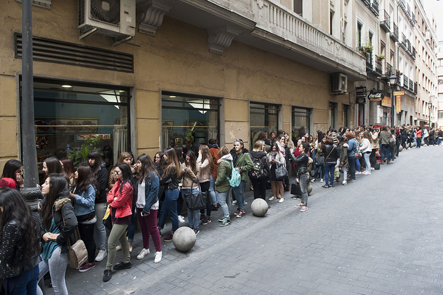Esperando a la apertura de la pop up-store de Nyx, Gran Vía, 36.
