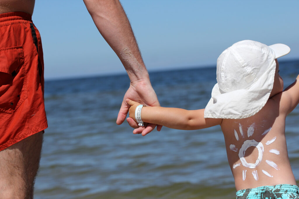 niño en la playa