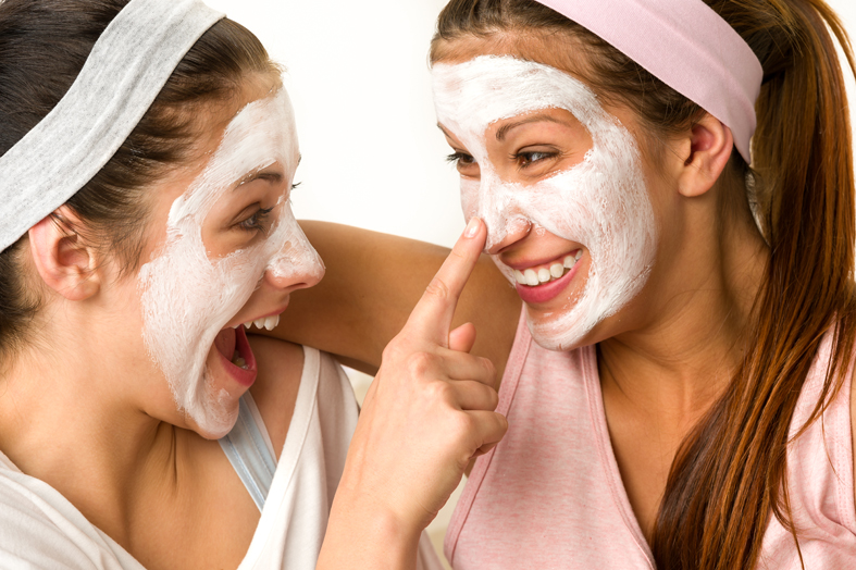 chicas mascarilla facial