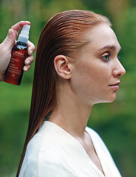 Aveda Thinckening Tonic, spray de peinado que aporta espesor al cabello