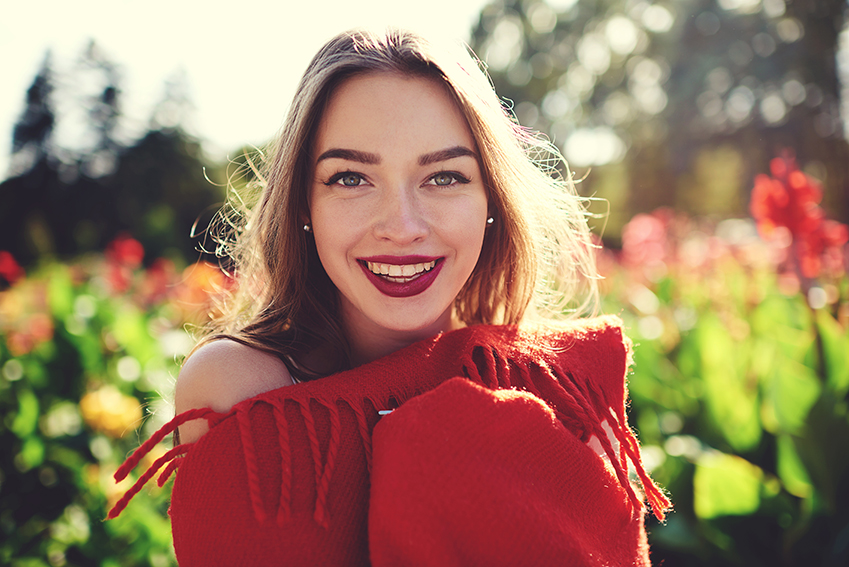 Chica sonriente con labios rojos