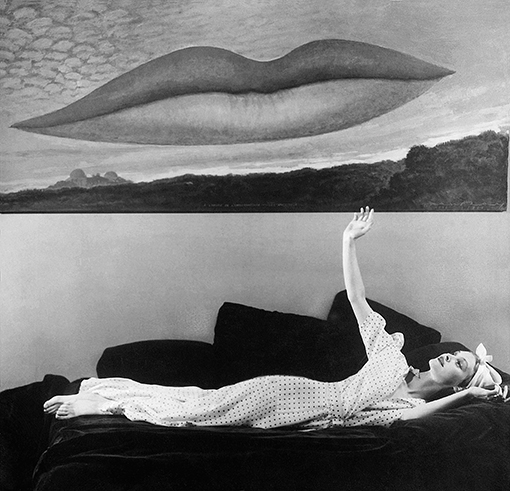Femme allongÈe sous le tableau de Man Ray