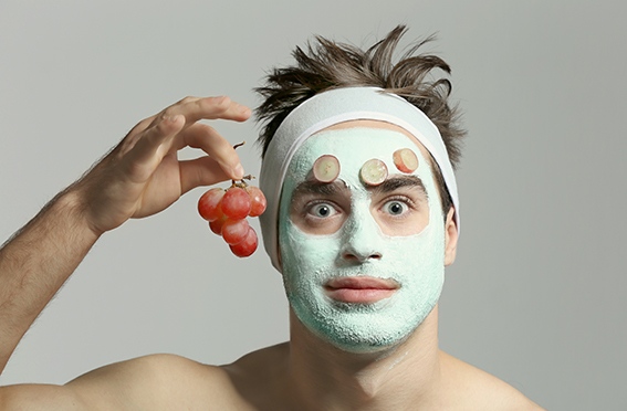 Hombre con mascarilla facial