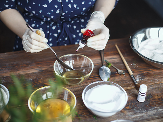 Mujer preparando fórmula cosmética natural, co wash
