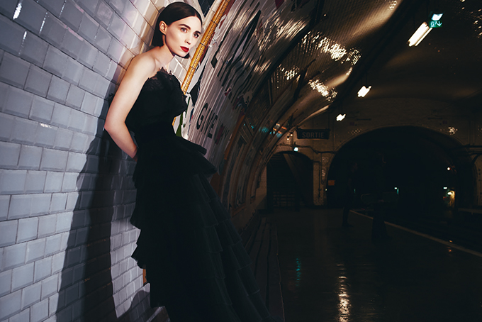 Actriz Rooney Mara posando en el visual de Givenchy L'Interdit