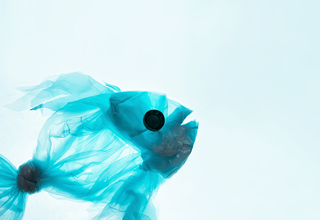 Pez hecho con una bolsa de plástico