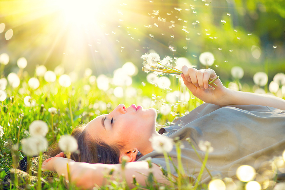 Mujer tumbada en el campo bajo el sol