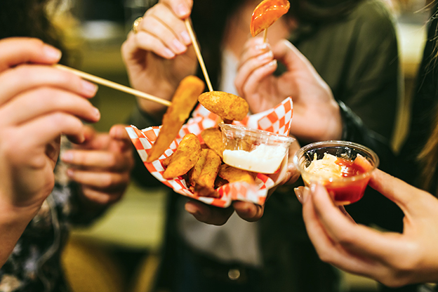 Patatas fritas y salsas para dippers