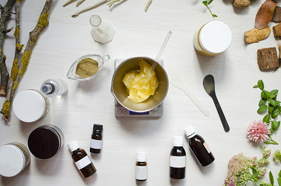 Mesa con ingredientes cosméticos