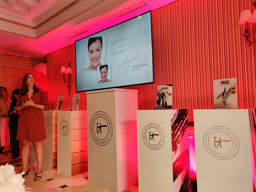 Marta Chiner, responsable de marketing de IT Cosmetics, presentando el origen de la marca.