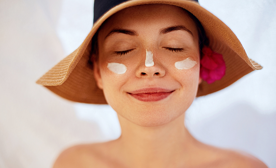 Chica con crema solar en la cara