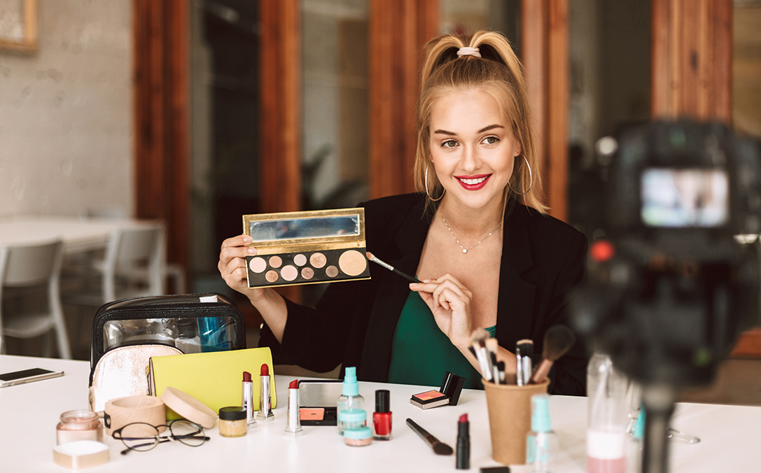 chica videobloguera maquillaje para ilustrar artículo marketing de influencia en 2020