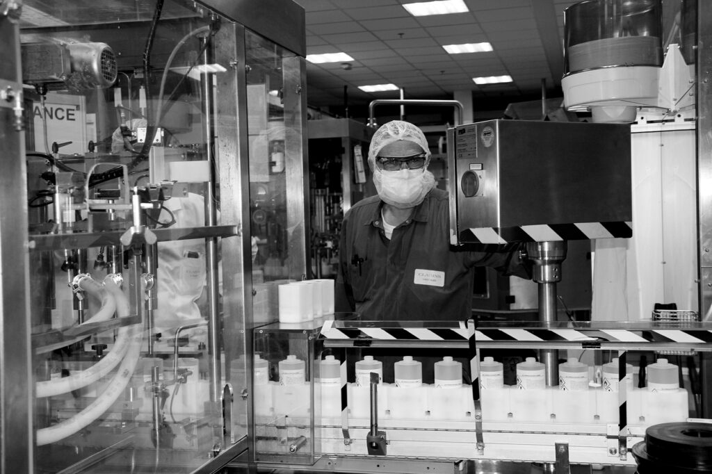 Laboratorio Clarins fabricando hidroalcohólicos. Clarins ya está fabricando geles hidroalcohólicos para frenar el coronavirus