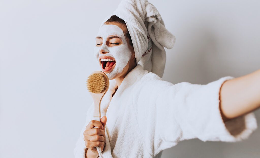 mujer mascarilla cuidado facial