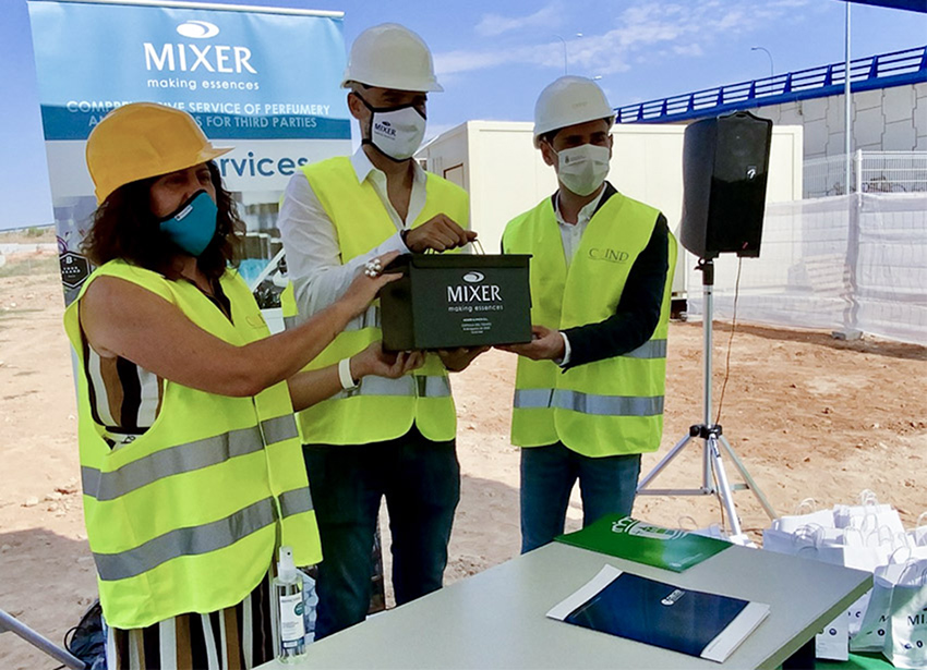 Capsula_Tiempo_MixerPack_-Jose-Salinas-Alcalde-Cabanillas-del-Campo-Agustín-Gómez-Consejero-Mixer-Pack-y-Marisol-Garcia-Presidenta-CEOE_2
