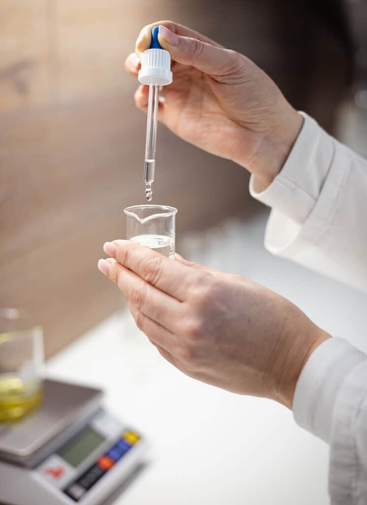 Acuerdo entre Consejo y Parlamento Europeo para simplificar la normativa CLP en el Ómnibus VI de productos químicos y cosmética