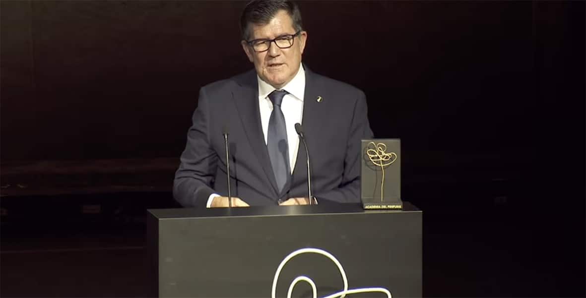 Premio a la Sostenibilidad y Patrimonio Olfativo a la jara. Recoge el premio el alcalde de la Puebla de Guzmán, Antonio Beltrán Mora.